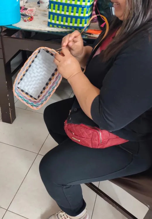 Artesana tejiendo un bolso Muntané