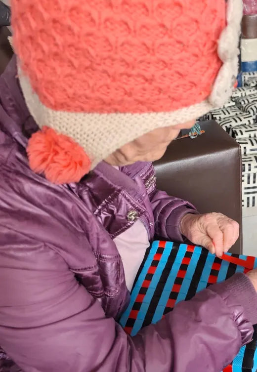 Artesana tejiendo un bolso Muntané