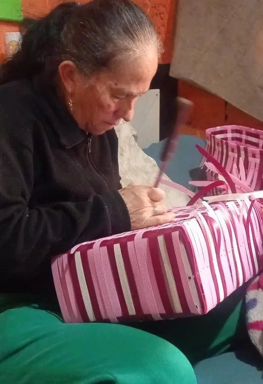 Artesana tejiendo un bolso Muntané