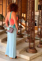 Clienta con bolso Muntané amarillo
