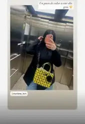 Clienta con bolso Muntané en el puerto