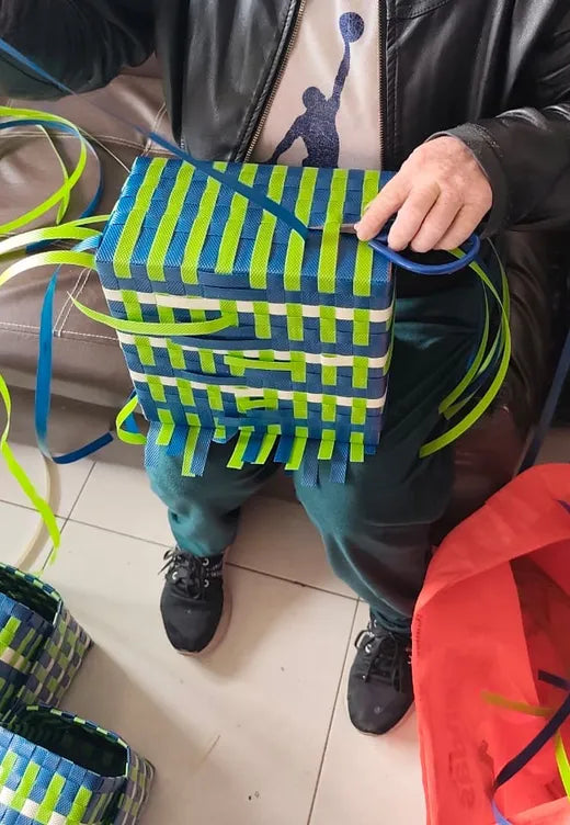 Artesana tejiendo un bolso Muntané